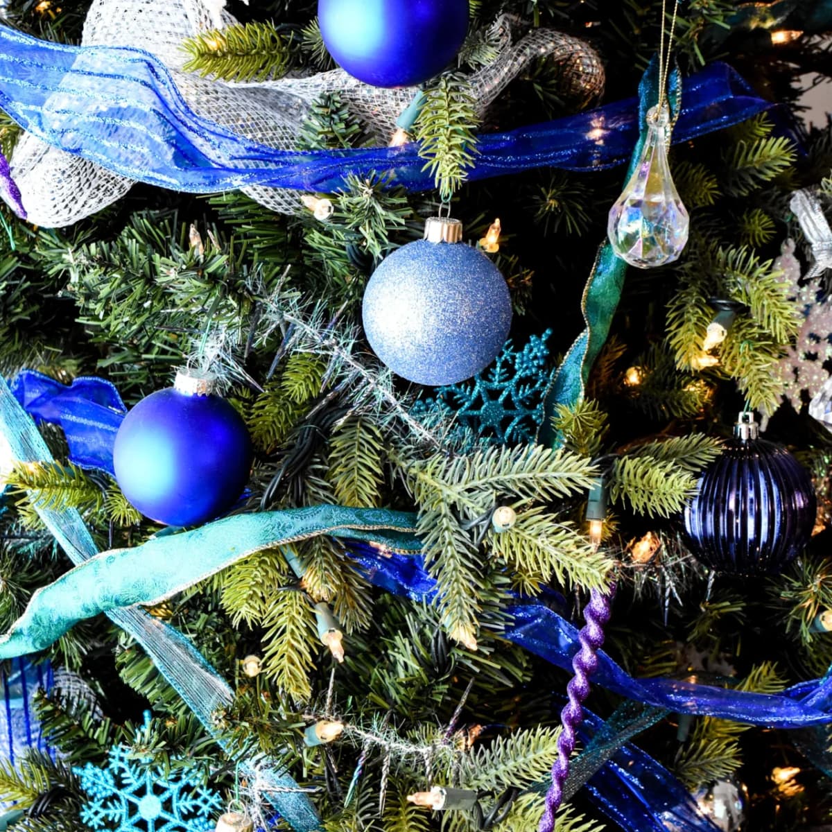 ILLUMINATE THE SEASON WITH ARCH
